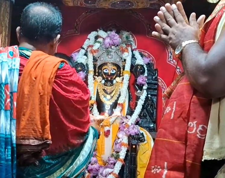Devotees Gather at Alarnath Temple as Lord Jagannath Enters Anasara